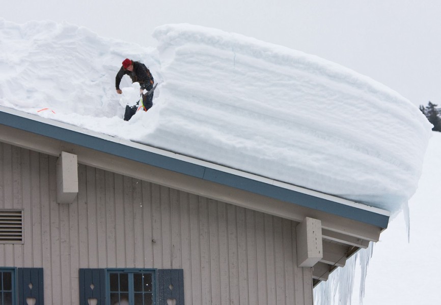 Tout savoir sur le déneigement de toiture