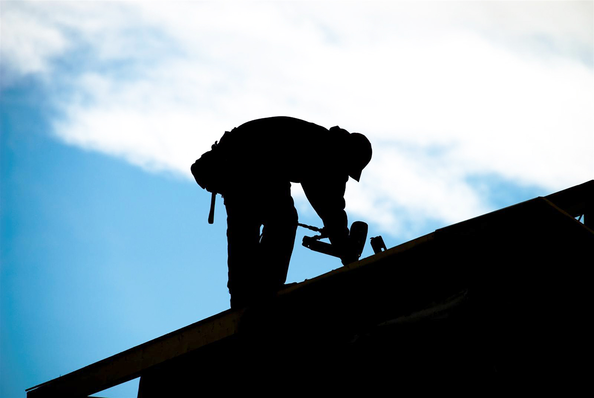 QUE DIT LA LOI SUR LES TRAVAUX DE TOITURE ?